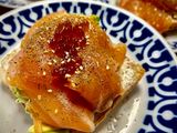 Tosta de Aguacate y Salmón Ahumado Casero con Perlas de Vinagre