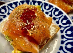 Foto principal de Tosta de Aguacate y Salmón Ahumado Casero con Perlas de Vinagre