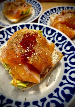 Una foto de Tosta de Aguacate y Salmón Ahumado Casero con Perlas de Vinagre