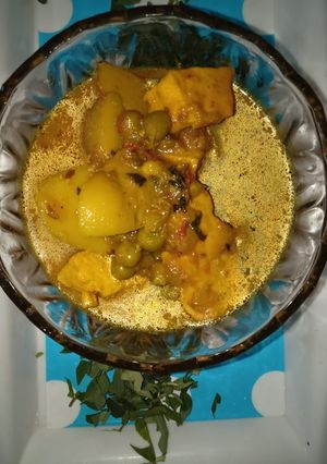 A picture of Potato and peas and paneer veg.