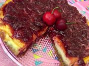 Una foto de tarta de queso con cerezas