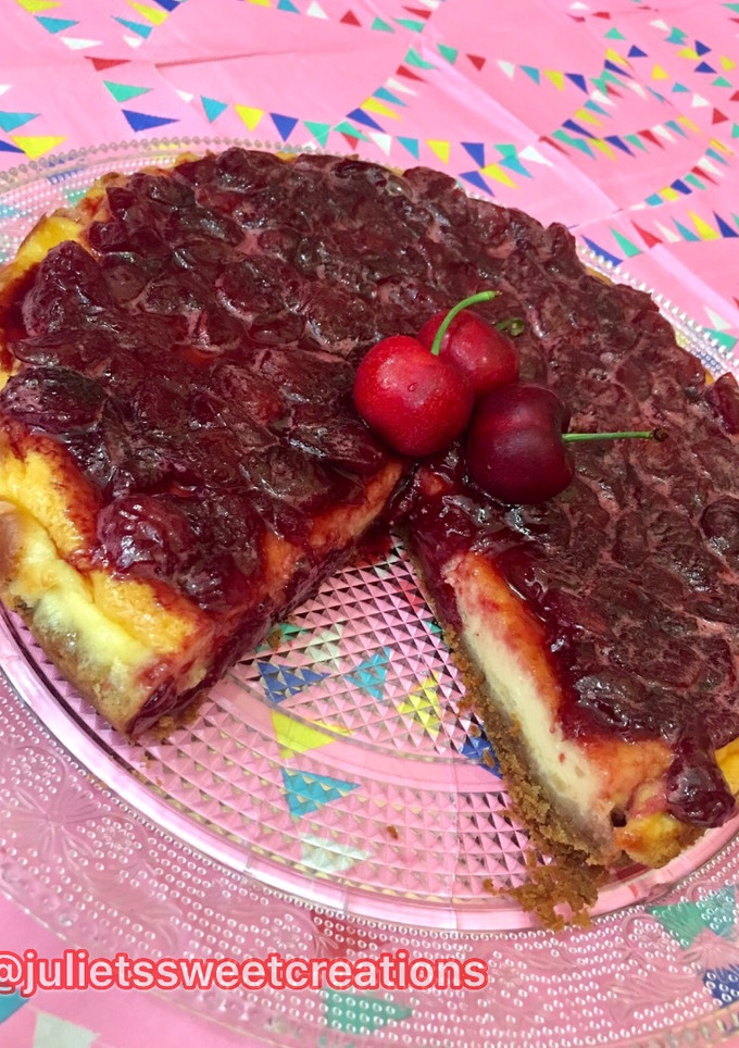Una foto de Tarta de queso con base de galletas y cobertura de cerezas 🍒 (cheesecake)