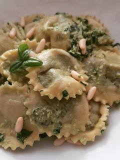 Foto di Tortelli di patate e fagiolini in pesto fresco di basilico