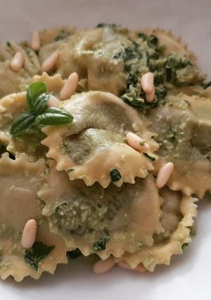 Foto di Tortelli di patate e fagiolini in pesto fresco di basilico