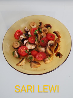 Una foto de Comida caliente día 3>Primero>Ensalada caliente de champiñones, tomates y perejil