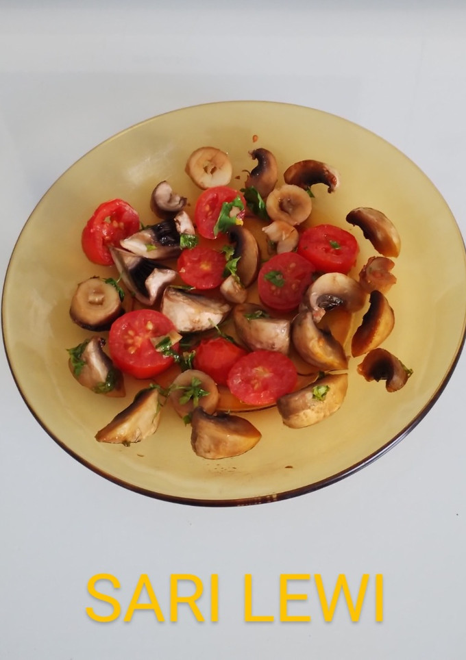Una foto de Comida caliente día 3>Primero>Ensalada caliente de champiñones, tomates y perejil