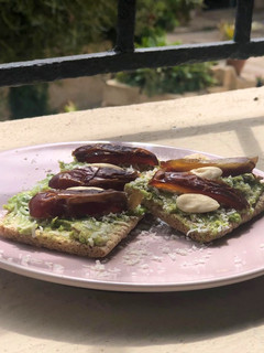 Una foto de Tostadas de aguacate y dátiles