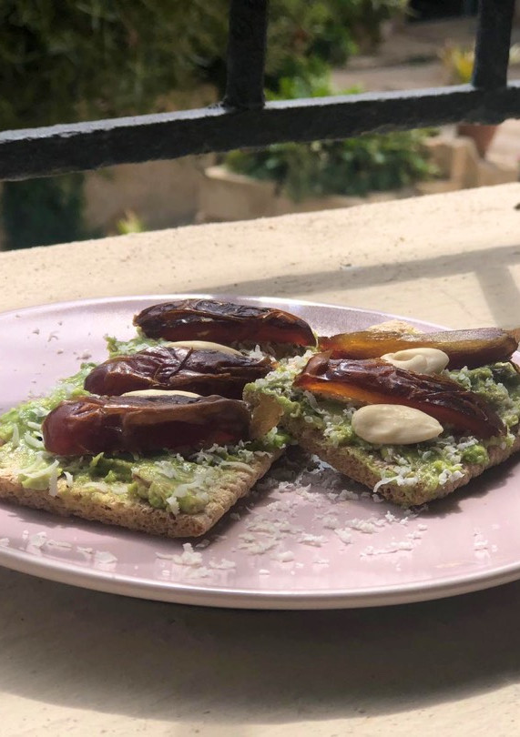Una foto de Tostadas de aguacate y dátiles
