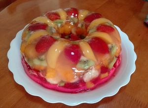 Una foto de Torta gelatina con frutas 🍌🍓🍈😋