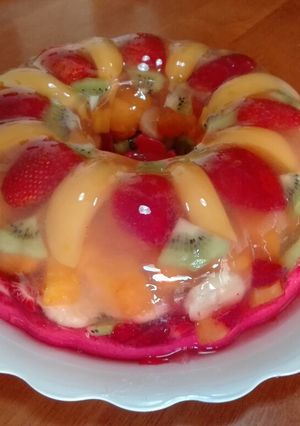 Una foto de Torta gelatina con frutas 🍌🍓🍈😋