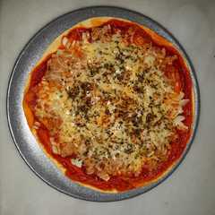 Una foto de Pizza de atún y cebolla