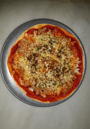 Una foto de Pizza de atún y cebolla