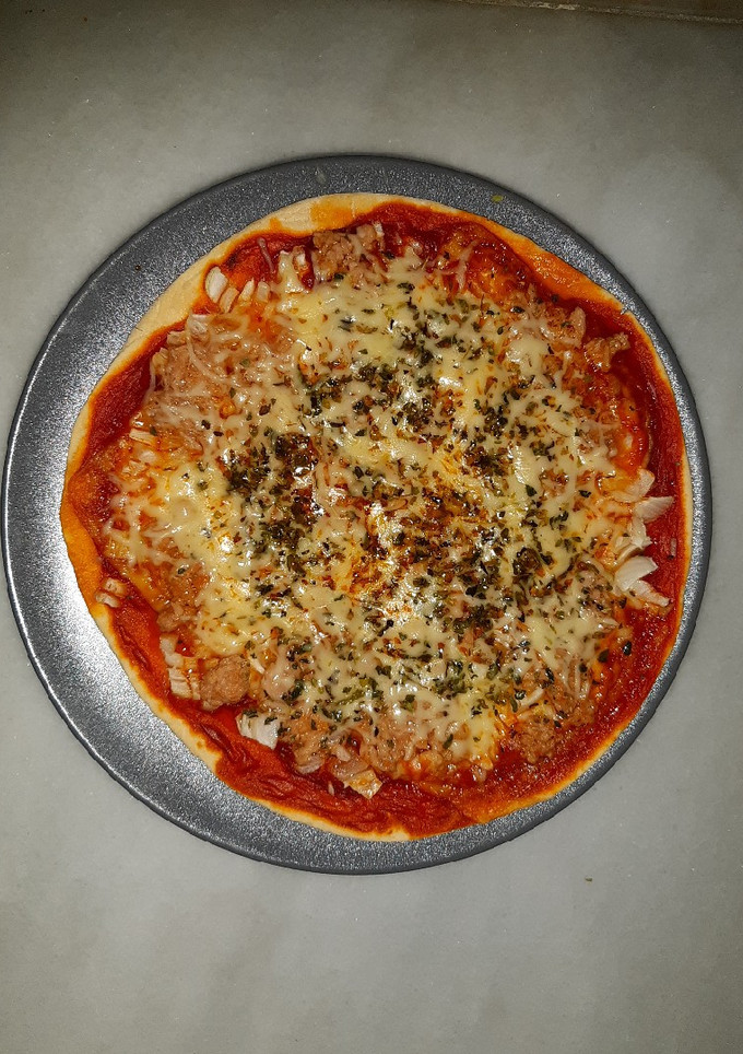 Una foto de Pizza de atún y cebolla