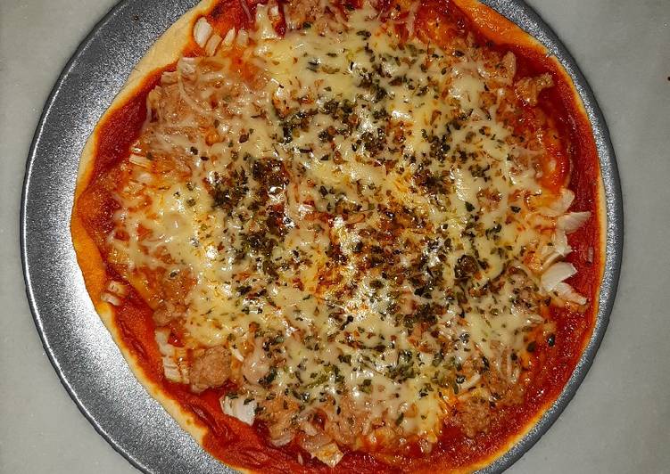 Pizza de atún y cebolla