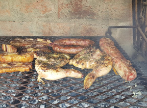Una foto de Asado, pollo, solomillo y chori a la parrilla 😋
