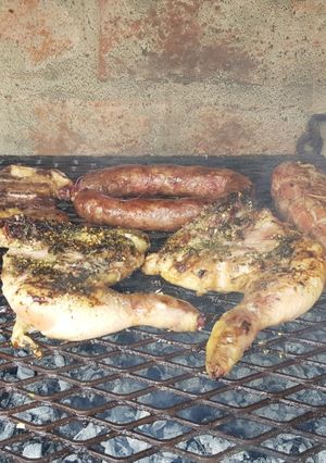 Una foto de Asado, pollo, solomillo y chori a la parrilla 😋
