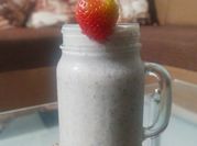 Una foto de yogur natural con chia y fresas