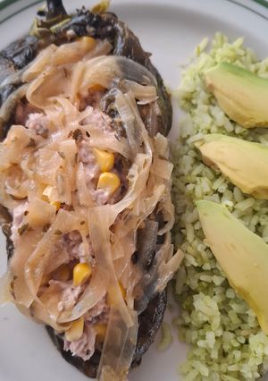 Una foto de Chiles poblanos rellenos de atún