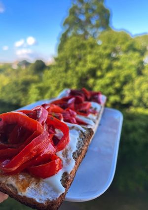 Une photo de Tartines De feta aux poivrons
