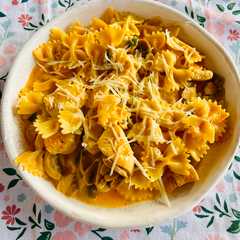 Una foto de One pot Pasta - Fideos moñitos con pollo, champiñones y más 🍄