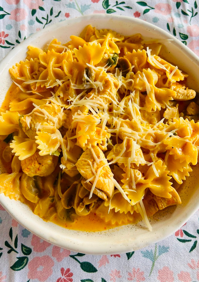 Una foto de One pot Pasta - Fideos moñitos con pollo, champiñones y más 🍄