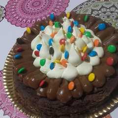 Una foto de Torta brownie con dulce de leche y buttercream de chocolate blan