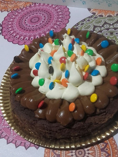 Una foto de Torta brownie con dulce de leche y buttercream de chocolate blan