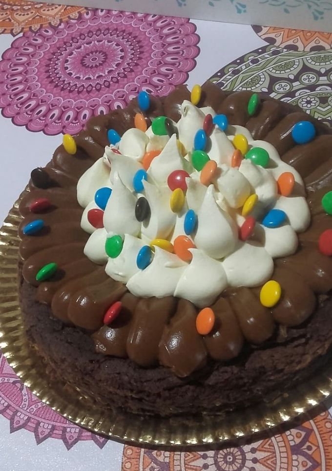 Una foto de Torta brownie con dulce de leche y buttercream de chocolate blan