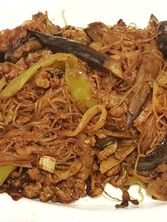 Una foto de Fideos de arroz salteados con ternera y verduras a la corcuma
