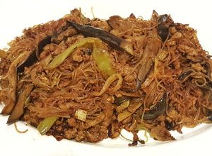 Foto principal de Fideos de arroz salteados con ternera y verduras a la corcuma