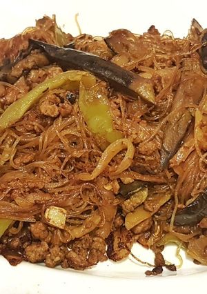 Foto principal de Fideos de arroz salteados con ternera y verduras a la corcuma
