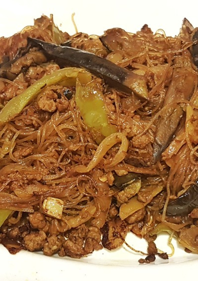Una foto de Fideos de arroz salteados con ternera y verduras a la corcuma