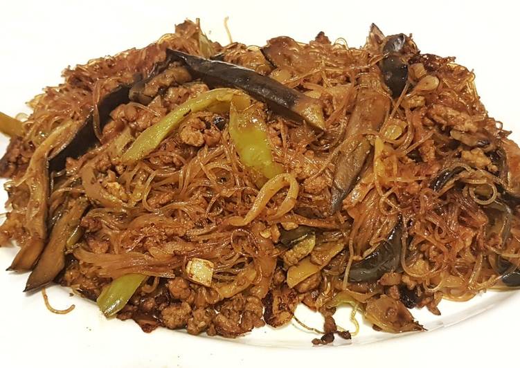 Fideos de arroz salteados con ternera y verduras a la corcuma