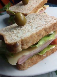 Una foto de Sándwich olímpico de Pan integral con Amor 🥪🥪🥪