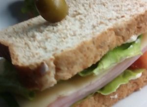 Una foto de Sándwich olímpico de Pan integral con Amor 🥪🥪🥪