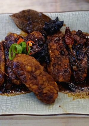 Hình của món Tempeh đậu gà kho đông pha.