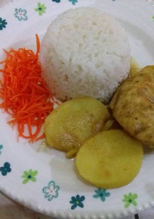 Una foto de Pollo al tamarindo con papas sancochadas