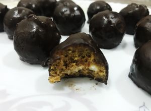 صورة لوصفة كرات التمر بزبدة الفول السوداني