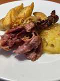 Confit de pato con patatas y manzana