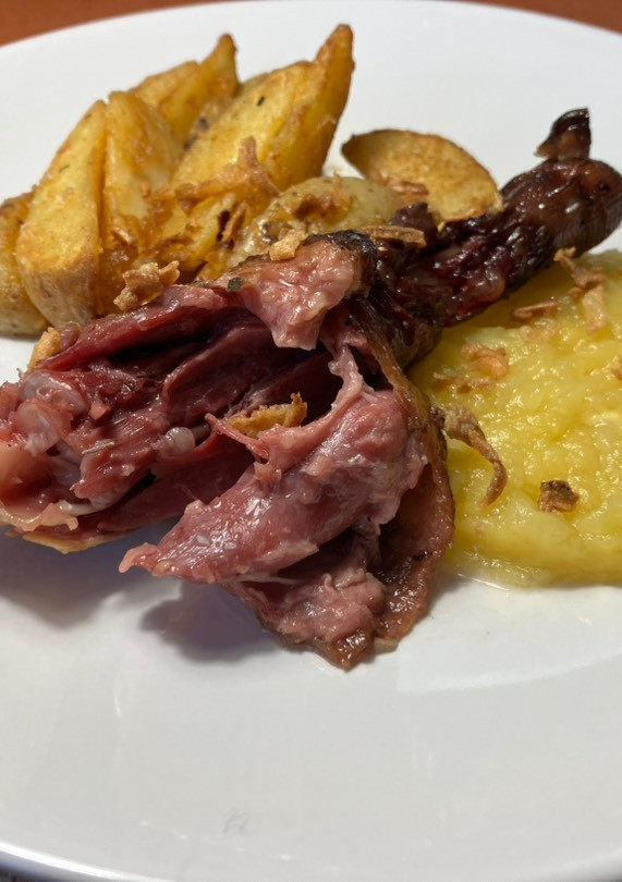 Una foto de Confit de pato con patatas y manzana