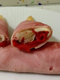 Una foto de Espárragos envueltos en jamón cocido con Torta de Barros y ensalada de pimientos