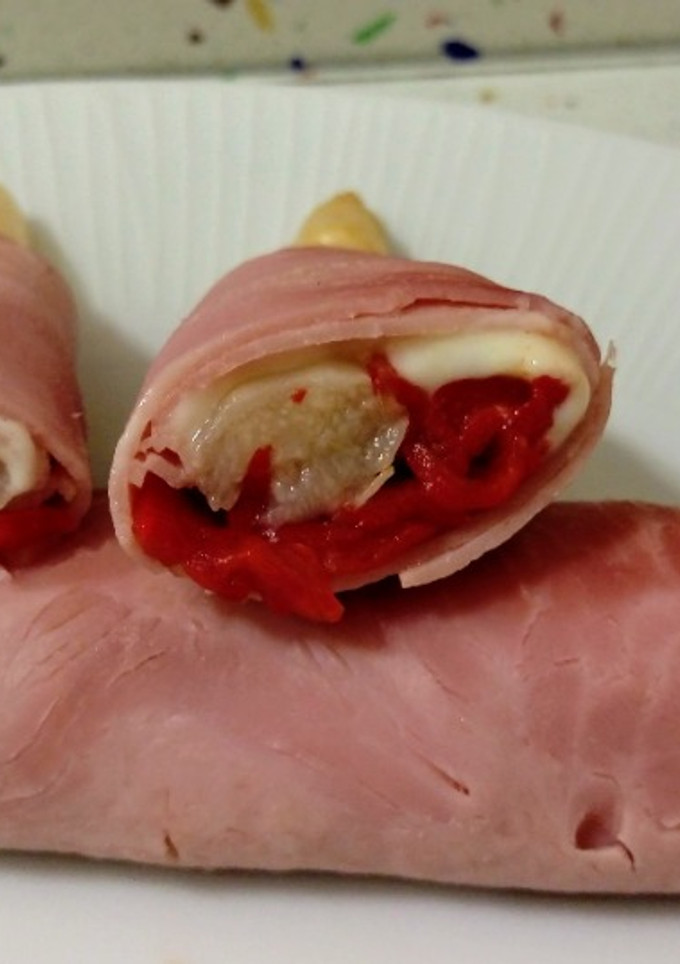 Una foto de Espárragos envueltos en jamón cocido con Torta de Barros y ensalada de pimientos