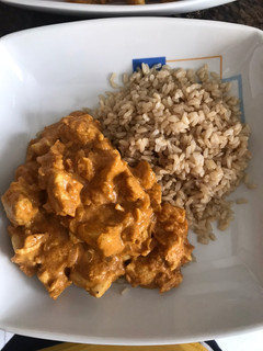 Una foto de Pollo al curry con arroz integral