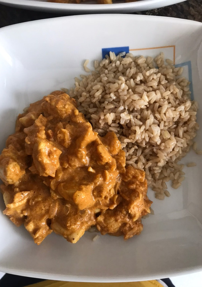 Una foto de Pollo al curry con arroz integral