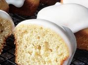 Una foto de budín de limón con harina leudante