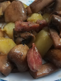 Una foto de Salteado de patatas champiñones y criollo