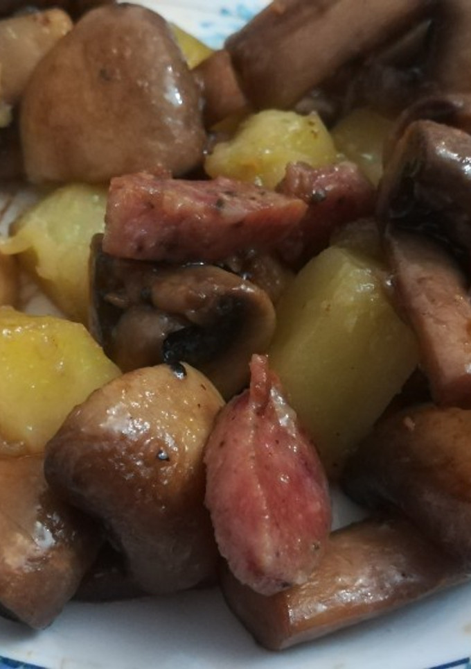 Una foto de Salteado de patatas champiñones y criollo