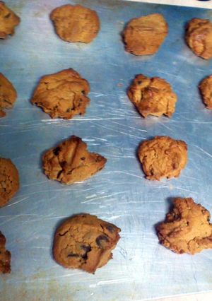 A picture of Flourless peanutbutter chocalatechip cookies.
