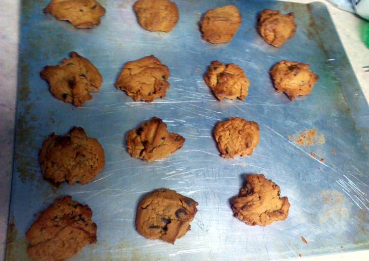 Flourless peanutbutter chocalatechip cookies