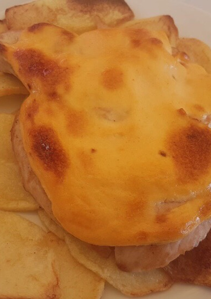 Una foto de Pollo al ajo tostado con patatas